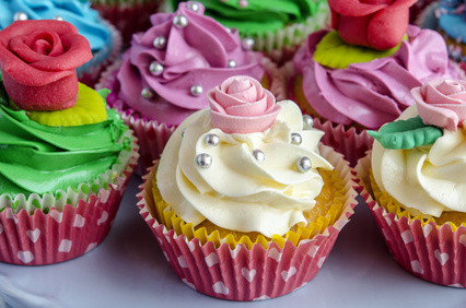 Cupcakes decorated in pink & white frosting